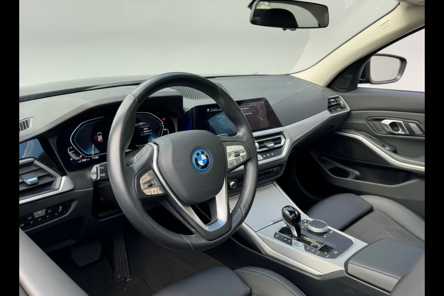 BMW 3-serie 330e 290PK HIGH EXECUTIVE HALF-LEDER/CAMERA/NAVI/PANORAMADAK