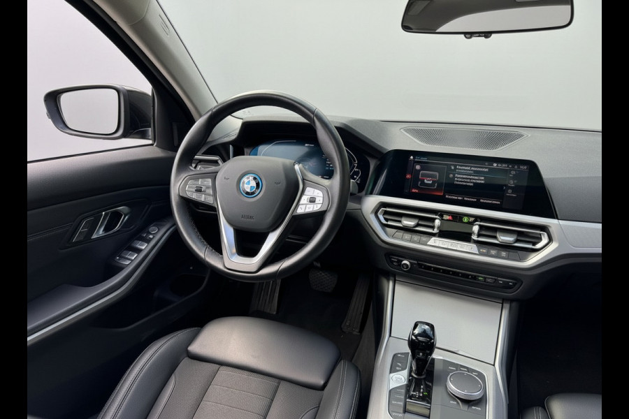 BMW 3-serie 330e 290PK HIGH EXECUTIVE HALF-LEDER/CAMERA/NAVI/PANORAMADAK