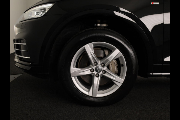 Audi Q5 45 TFSI quattro S edition 245pk S-tronic | Navigatie | Parkeercamera | Sportstoelen | 18 inch Lichtmetalen velgen | Parkeersensoren voor en achter