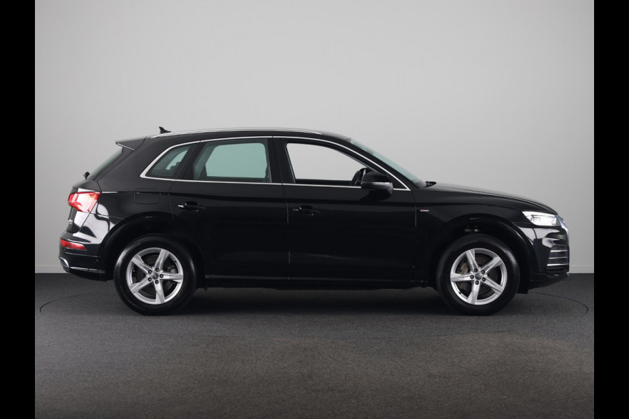 Audi Q5 45 TFSI quattro S edition 245pk S-tronic | Navigatie | Parkeercamera | Sportstoelen | 18 inch Lichtmetalen velgen | Parkeersensoren voor en achter