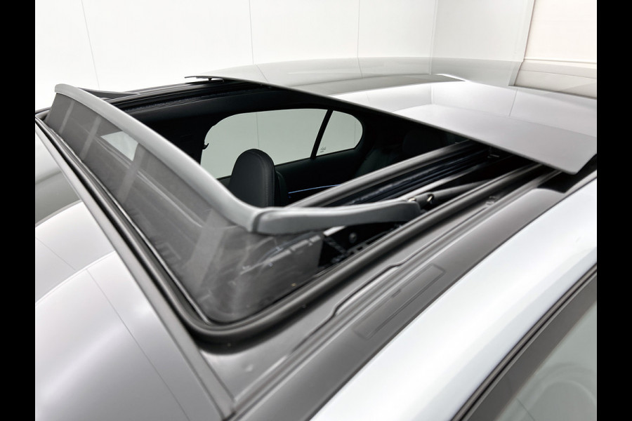 Mercedes-Benz E-Klasse 300 e Sport Edition | Nightpakket | Parkeerpakket | Memorypakket | Trekhaak | Panoramaschuifdak | 360° camera | 20-inch multispaak AMG velgen | GUARD 360° | Warmtewerend, donkergetint glas |