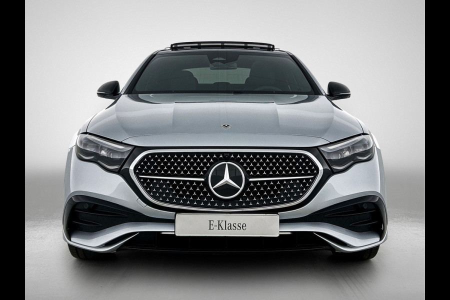 Mercedes-Benz E-Klasse 300 e Sport Edition | Nightpakket | Parkeerpakket | Memorypakket | Trekhaak | Panoramaschuifdak | 360° camera | 20-inch multispaak AMG velgen | GUARD 360° | Warmtewerend, donkergetint glas |