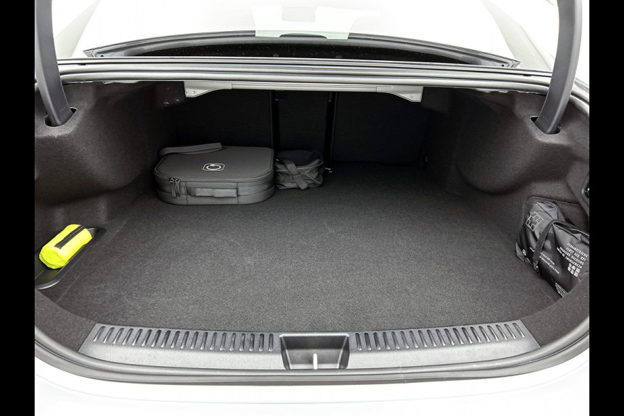 Mercedes-Benz E-Klasse 300 e Sport Edition | Nightpakket | Parkeerpakket | Memorypakket | Trekhaak | Panoramaschuifdak | 360° camera | 20-inch multispaak AMG velgen | GUARD 360° | Warmtewerend, donkergetint glas |