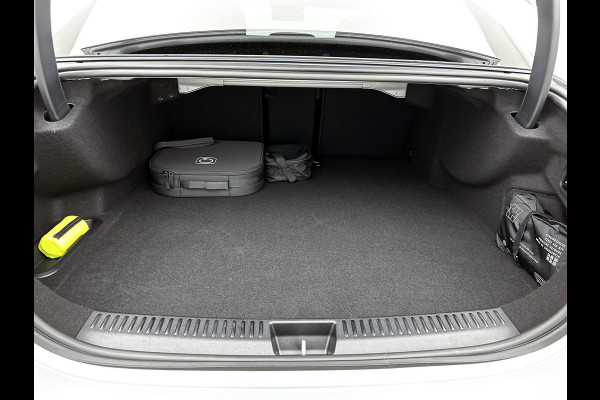 Mercedes-Benz E-Klasse 300 e Sport Edition | Nightpakket | Parkeerpakket | Memorypakket | Trekhaak | Panoramaschuifdak | 360° camera | 20-inch multispaak AMG velgen | GUARD 360° | Warmtewerend, donkergetint glas |