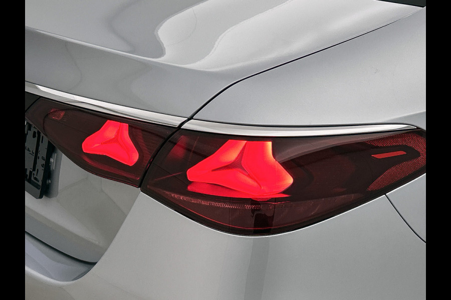 Mercedes-Benz E-Klasse 300 e Sport Edition | Nightpakket | Parkeerpakket | Memorypakket | Trekhaak | Panoramaschuifdak | 360° camera | 20-inch multispaak AMG velgen | GUARD 360° | Warmtewerend, donkergetint glas |