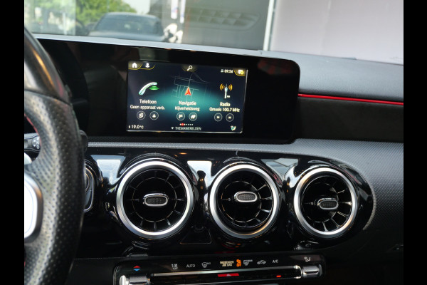 Mercedes-Benz A-Klasse 250 AMG NIGHT EDITION | AUTOMAAT | CAMERA | DIAMOND GRILL | 224 PK!!