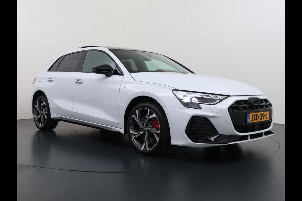 Audi A3 Sportback 45 TFSI e S edition Competition 272pk PHEV| 8.000KM!  | INCL. BTW | 143km RANGE WLTP!! | ADD. CRUISE | PANORAMADAK | FABRIEKSGARANTIE t/m 04-2027| MEGA COMPLETE AUTO| S-LINE BINNEN + BUITEN| LEDER|