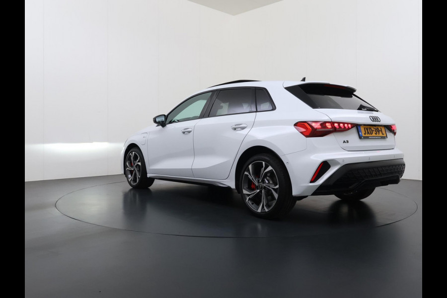 Audi A3 Sportback 45 TFSI e S edition Competition 272pk PHEV| 8.000KM!  | INCL. BTW | 143km RANGE WLTP!! | ADD. CRUISE | PANORAMADAK | FABRIEKSGARANTIE t/m 04-2027| MEGA COMPLETE AUTO| S-LINE BINNEN + BUITEN| LEDER|