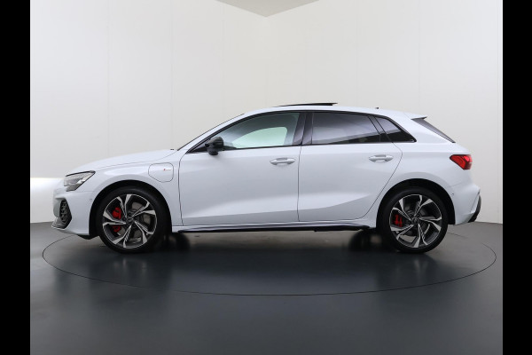 Audi A3 Sportback 45 TFSI e S edition Competition 272pk PHEV| 8.000KM!  | INCL. BTW | 143km RANGE WLTP!! | ADD. CRUISE | PANORAMADAK | FABRIEKSGARANTIE t/m 04-2027| MEGA COMPLETE AUTO| S-LINE BINNEN + BUITEN| LEDER|
