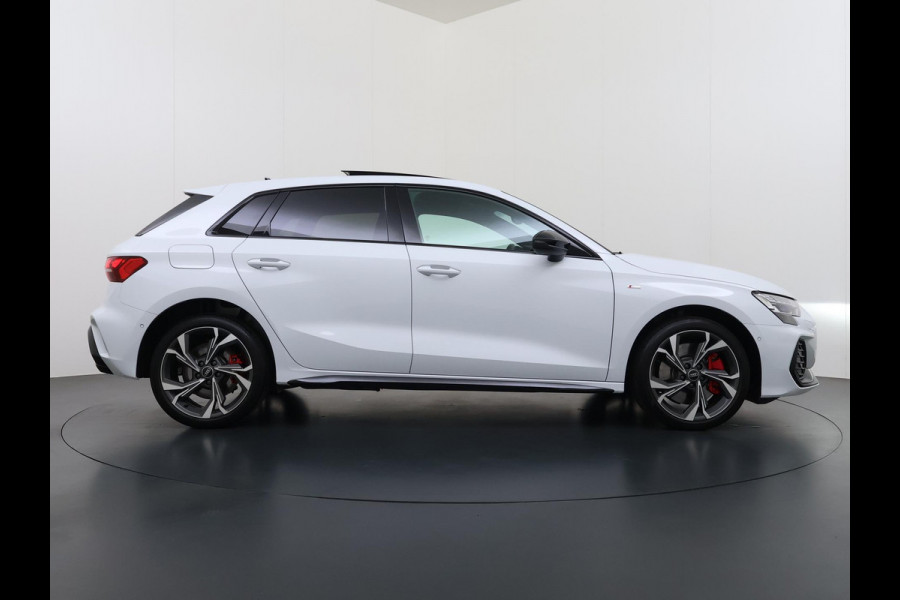 Audi A3 Sportback 45 TFSI e S edition Competition 272pk PHEV| 8.000KM!  | INCL. BTW | 143km RANGE WLTP!! | ADD. CRUISE | PANORAMADAK | FABRIEKSGARANTIE t/m 04-2027| MEGA COMPLETE AUTO| S-LINE BINNEN + BUITEN| LEDER|