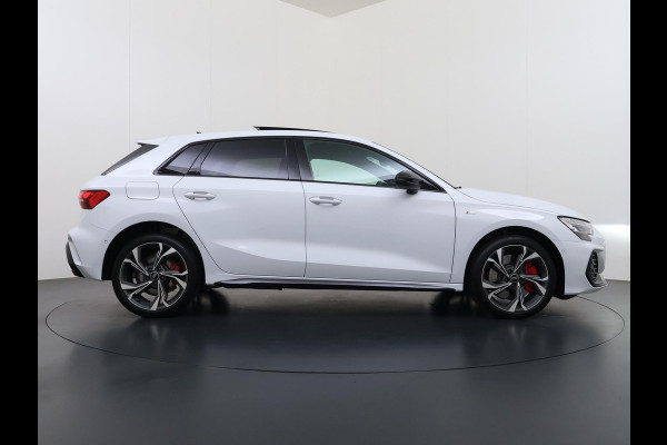 Audi A3 Sportback 45 TFSI e S edition Competition 272pk PHEV| 8.000KM!  | INCL. BTW | 143km RANGE WLTP!! | ADD. CRUISE | PANORAMADAK | FABRIEKSGARANTIE t/m 04-2027| MEGA COMPLETE AUTO| S-LINE BINNEN + BUITEN| LEDER|
