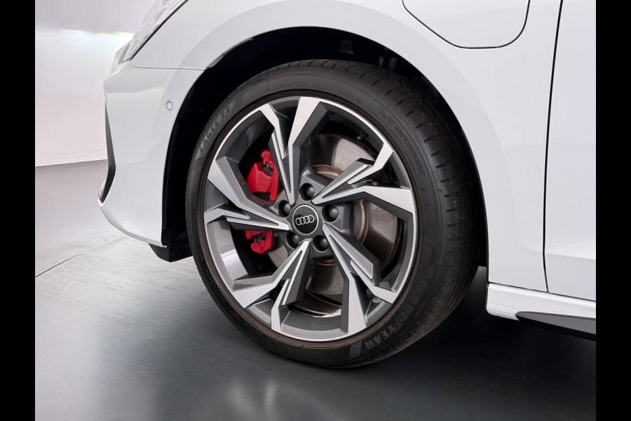 Audi A3 Sportback 45 TFSI e S edition Competition 272pk PHEV| 8.000KM!  | INCL. BTW | 143km RANGE WLTP!! | ADD. CRUISE | PANORAMADAK | FABRIEKSGARANTIE t/m 04-2027| MEGA COMPLETE AUTO| S-LINE BINNEN + BUITEN| LEDER|