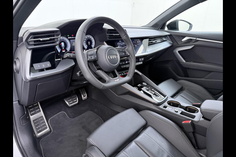 Audi A3 Sportback 45 TFSI e S edition Competition 272pk PHEV| 8.000KM!  | INCL. BTW | 143km RANGE WLTP!! | ADD. CRUISE | PANORAMADAK | FABRIEKSGARANTIE t/m 04-2027| MEGA COMPLETE AUTO| S-LINE BINNEN + BUITEN| LEDER|