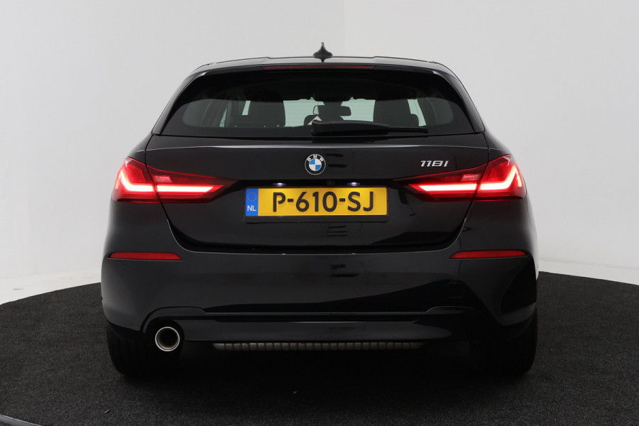 BMW 1-serie 118i High Executive (NAVIGATIE, SFEERVERLICHTING, CAMERA, SPORTSTOELEN, DEALER ONDERHOUDEN, 1e EIGENAAR)
