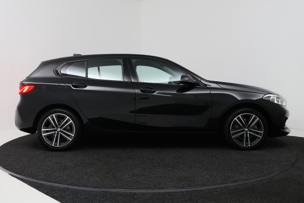 BMW 1-serie 118i High Executive (NAVIGATIE, SFEERVERLICHTING, CAMERA, SPORTSTOELEN, DEALER ONDERHOUDEN, 1e EIGENAAR)