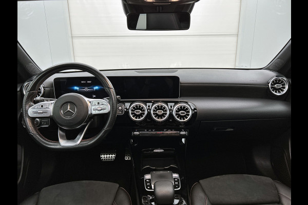 Mercedes-Benz A-Klasse 200 Business Solution AMG(Goed ondH, Panorama, Sfeerverlichting, Lane Assist,Navi, Camera, StoelV, Etc)