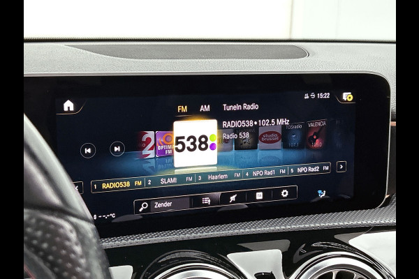 Mercedes-Benz A-Klasse 200 Business Solution AMG(Goed ondH, Panorama, Sfeerverlichting, Lane Assist,Navi, Camera, StoelV, Etc)