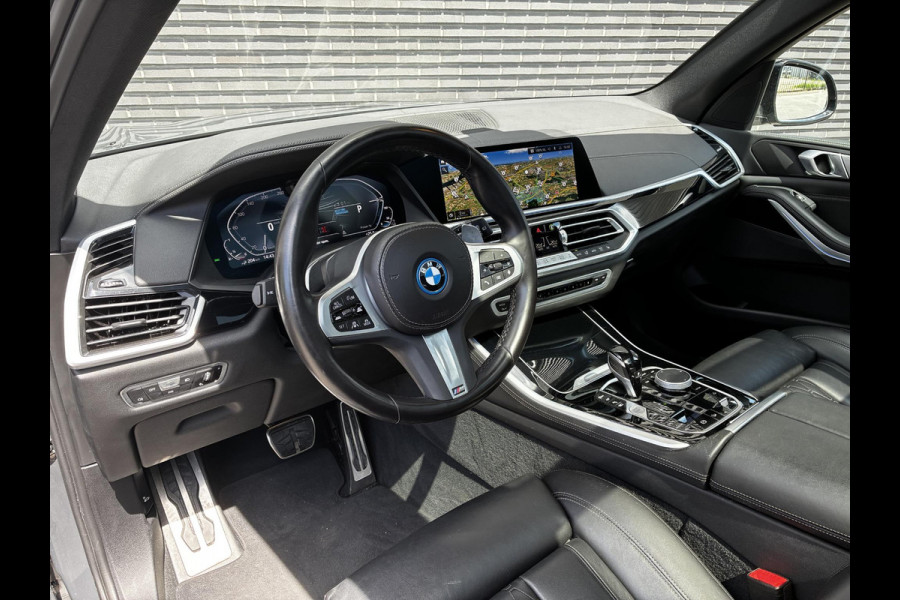 BMW X5 xDrive45e High Executive M Sport Pakket Automaat /  Live Cockpit Professional / Panoramadak / Driving Assistant Professional / Trekhaak / Luchtvering / Comfortstoelen / M Sportremsysteem / 22 Inch / Hifi / Parkeerhulpsysteem Plus