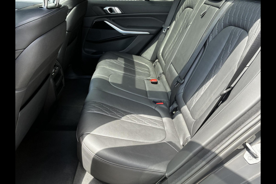 BMW X5 xDrive45e High Executive M Sport Pakket Automaat /  Live Cockpit Professional / Panoramadak / Driving Assistant Professional / Trekhaak / Luchtvering / Comfortstoelen / M Sportremsysteem / 22 Inch / Hifi / Parkeerhulpsysteem Plus
