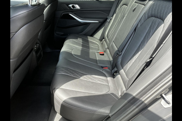 BMW X5 xDrive45e High Executive M Sport Pakket Automaat /  Live Cockpit Professional / Panoramadak / Driving Assistant Professional / Trekhaak / Luchtvering / Comfortstoelen / M Sportremsysteem / 22 Inch / Hifi / Parkeerhulpsysteem Plus