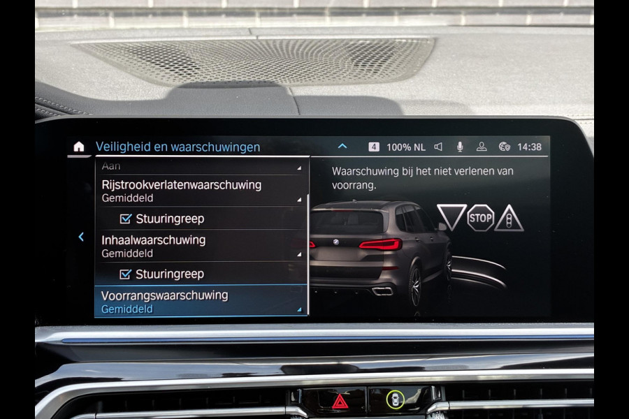 BMW X5 xDrive45e High Executive M Sport Pakket Automaat /  Live Cockpit Professional / Panoramadak / Driving Assistant Professional / Trekhaak / Luchtvering / Comfortstoelen / M Sportremsysteem / 22 Inch / Hifi / Parkeerhulpsysteem Plus