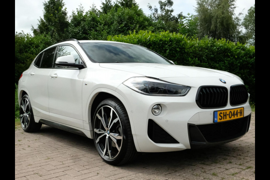 BMW X2 sDrive20i High Executive 190 PK | Panorama dak | Stoelverwarming | Vol lederen bekleding | CarPlay| Elektrische klep | LED verlichting | Lichtmetalen velgen | Achteruitrijcamera |