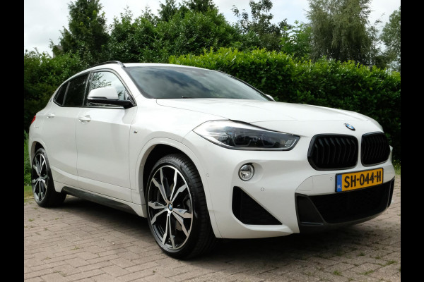 BMW X2 sDrive20i High Executive 190 PK | Panorama dak | Stoelverwarming | Vol lederen bekleding | CarPlay| Elektrische klep | LED verlichting | Lichtmetalen velgen | Achteruitrijcamera |