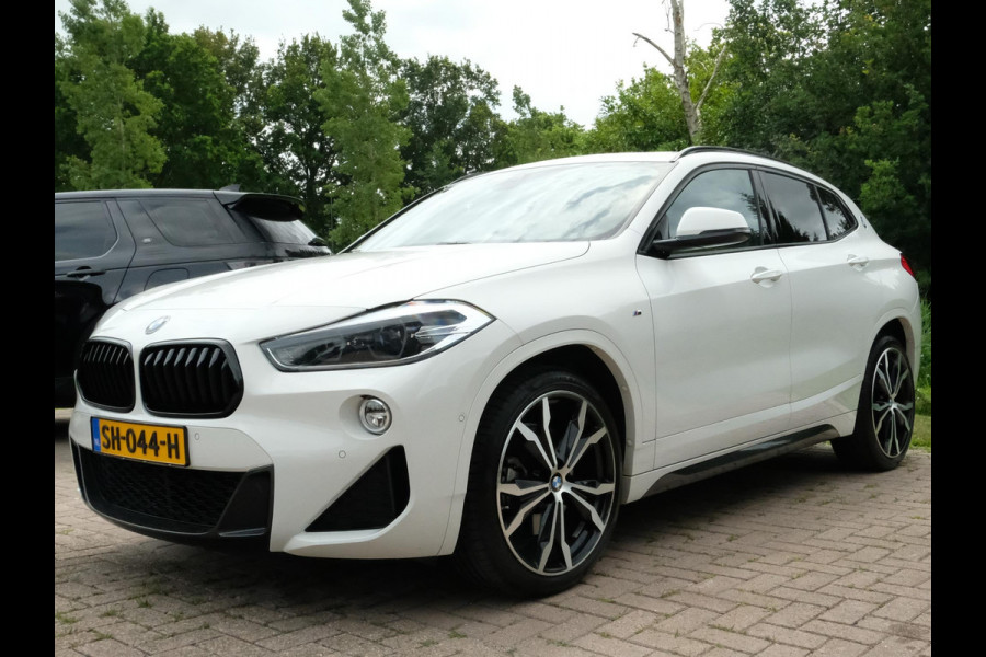 BMW X2 sDrive20i High Executive 190 PK | Panorama dak | Stoelverwarming | Vol lederen bekleding | CarPlay| Elektrische klep | LED verlichting | Lichtmetalen velgen | Achteruitrijcamera |