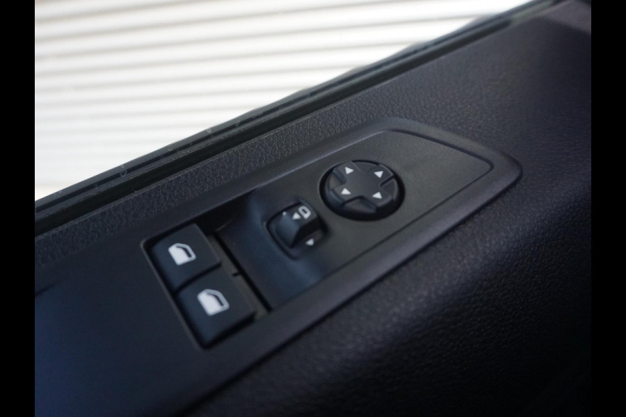 Opel Vivaro-e Dubbele Cabine 75kWh | STX Sport | Mooiste  bus van NL (!) | Lederen bekleding | Spoilerpakket | 18 inch Lichtmetalen velgen | Dynamic Comfort NAV Pakket | Winterpakket | 2x schuifdeur | Betimmering | Comfortstoelen |