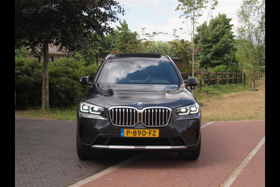 BMW X3 xDrive30e Business Edition Plus | Panoramadak | Head-Up Display | Camera | Sfeerverlichting | LED-Laser |
