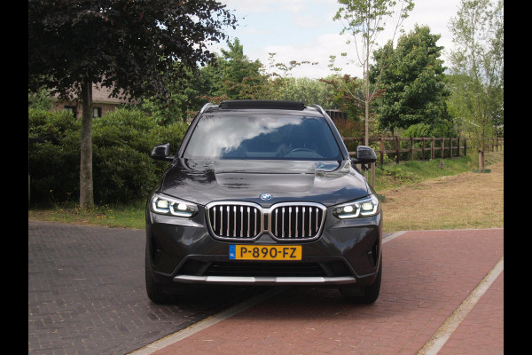 BMW X3 xDrive30e Business Edition Plus | Panoramadak | Head-Up Display | Camera | Sfeerverlichting | LED-Laser |