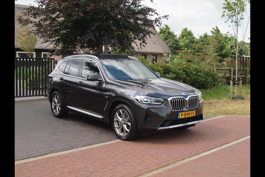 BMW X3 xDrive30e Business Edition Plus | Panoramadak | Head-Up Display | Camera | Sfeerverlichting | LED-Laser |