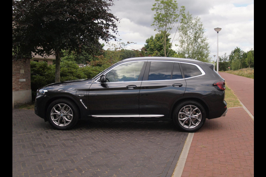 BMW X3 xDrive30e Business Edition Plus | Panoramadak | Head-Up Display | Camera | Sfeerverlichting | LED-Laser |