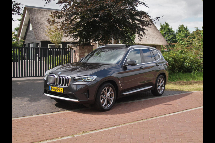 BMW X3 xDrive30e Business Edition Plus | Panoramadak | Head-Up Display | Camera | Sfeerverlichting | LED-Laser |
