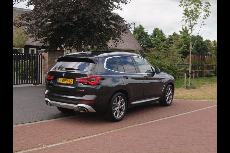 BMW X3 xDrive30e Business Edition Plus | Panoramadak | Head-Up Display | Camera | Sfeerverlichting | LED-Laser |
