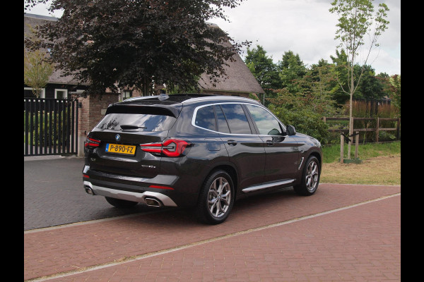 BMW X3 xDrive30e Business Edition Plus | Panoramadak | Head-Up Display | Camera | Sfeerverlichting | LED-Laser |