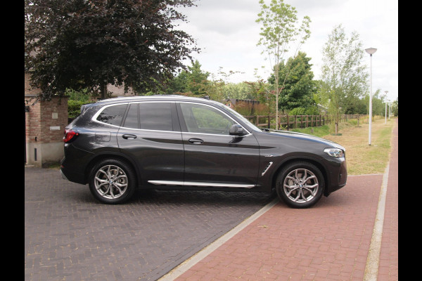 BMW X3 xDrive30e Business Edition Plus | Panoramadak | Head-Up Display | Camera | Sfeerverlichting | LED-Laser |