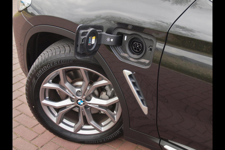 BMW X3 xDrive30e Business Edition Plus | Panoramadak | Head-Up Display | Camera | Sfeerverlichting | LED-Laser |