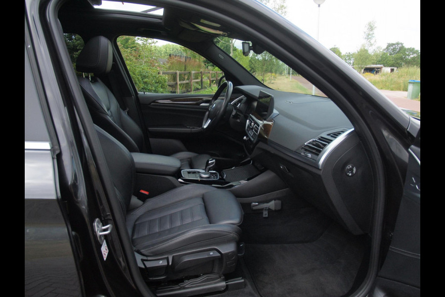BMW X3 xDrive30e Business Edition Plus | Panoramadak | Head-Up Display | Camera | Sfeerverlichting | LED-Laser |