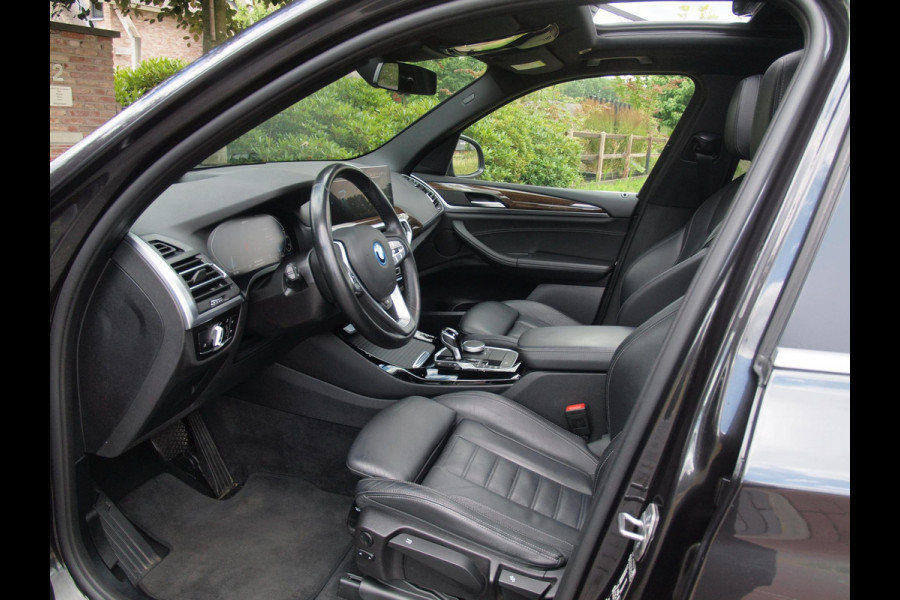 BMW X3 xDrive30e Business Edition Plus | Panoramadak | Head-Up Display | Camera | Sfeerverlichting | LED-Laser |