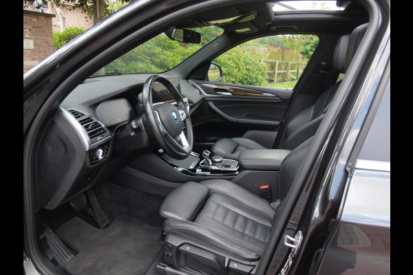 BMW X3 xDrive30e Business Edition Plus | Panoramadak | Head-Up Display | Camera | Sfeerverlichting | LED-Laser |