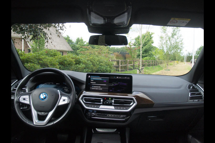 BMW X3 xDrive30e Business Edition Plus | Panoramadak | Head-Up Display | Camera | Sfeerverlichting | LED-Laser |