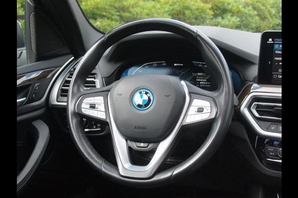 BMW X3 xDrive30e Business Edition Plus | Panoramadak | Head-Up Display | Camera | Sfeerverlichting | LED-Laser |