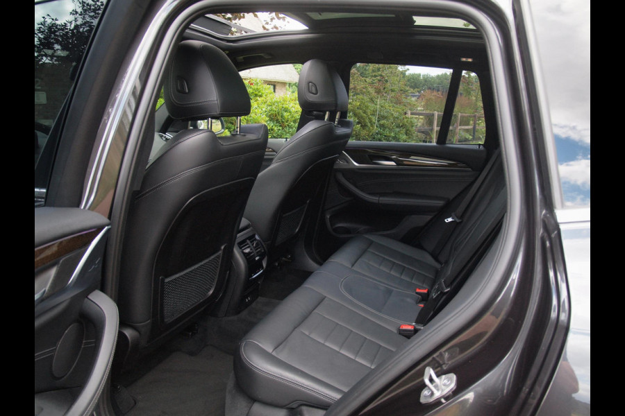 BMW X3 xDrive30e Business Edition Plus | Panoramadak | Head-Up Display | Camera | Sfeerverlichting | LED-Laser |