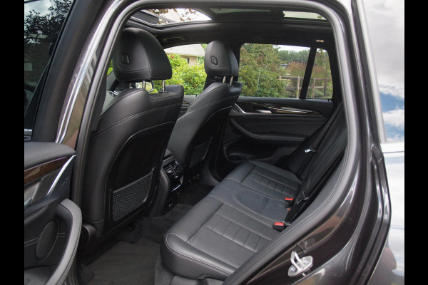 BMW X3 xDrive30e Business Edition Plus | Panoramadak | Head-Up Display | Camera | Sfeerverlichting | LED-Laser |