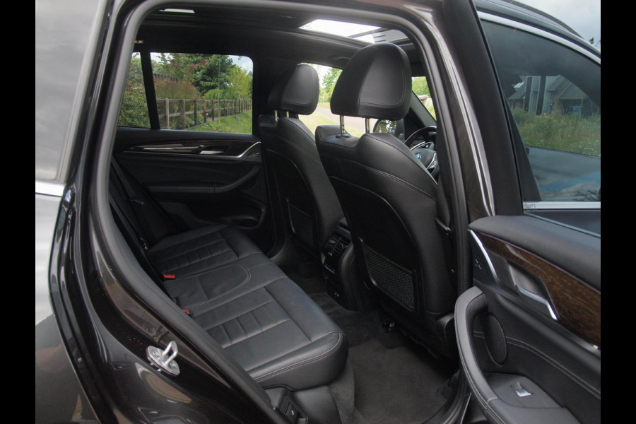 BMW X3 xDrive30e Business Edition Plus | Panoramadak | Head-Up Display | Camera | Sfeerverlichting | LED-Laser |