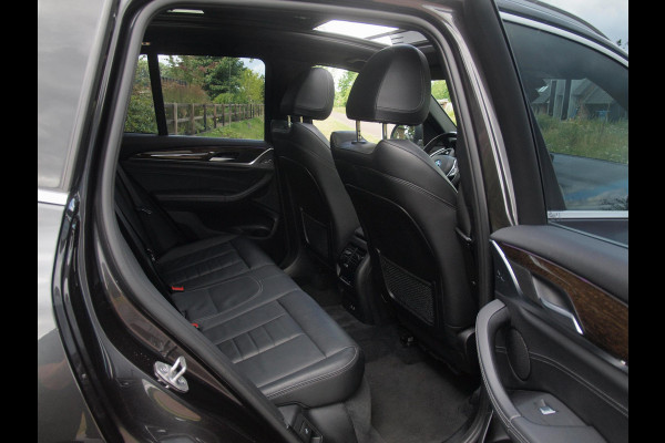 BMW X3 xDrive30e Business Edition Plus | Panoramadak | Head-Up Display | Camera | Sfeerverlichting | LED-Laser |