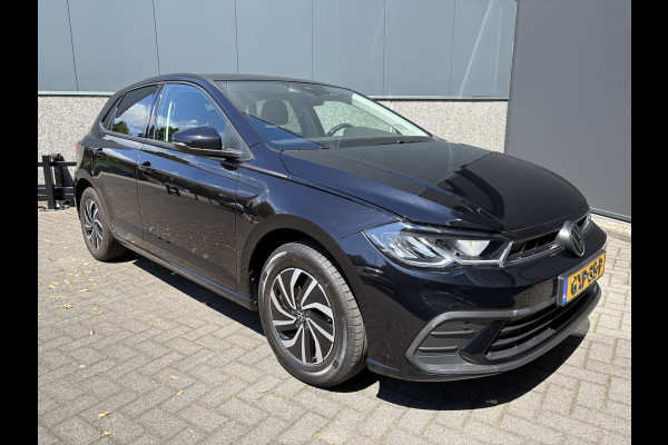 Volkswagen Polo 1.0 TSI Life Edition Achteruitrijcamera - Airco - Apple carplay - Draadloze telefoonoplader - Parkeersensor achter - Radio - Licht metalen velgen 15 inch - Navigatie - Radio - Cruise control - Elektrische ramen - Bluetooth - Led verlichting - Regensensor - start/stop systeem - stuurwiel multifunctioneel - Stoffen bekleding