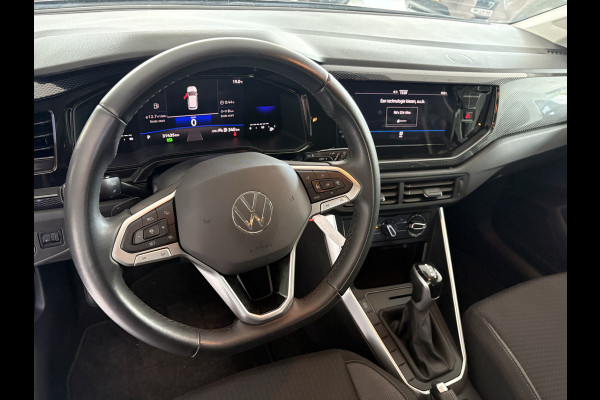 Volkswagen Polo 1.0 TSI Life Edition Achteruitrijcamera - Airco - Apple carplay - Draadloze telefoonoplader - Parkeersensor achter - Radio - Licht metalen velgen 15 inch - Navigatie - Radio - Cruise control - Elektrische ramen - Bluetooth - Led verlichting - Regensensor - start/stop systeem - stuurwiel multifunctioneel - Stoffen bekleding