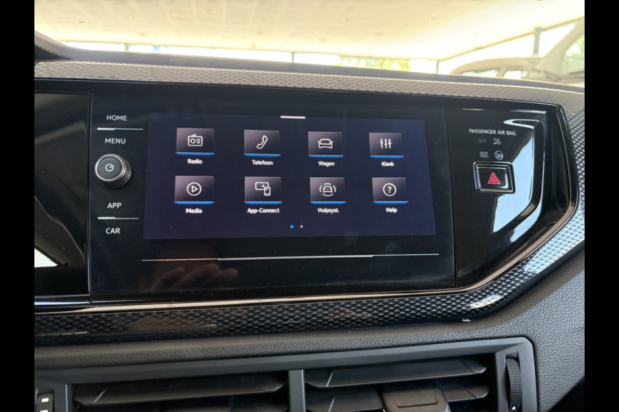 Volkswagen Polo 1.0 TSI Life Edition Achteruitrijcamera - Airco - Apple carplay - Draadloze telefoonoplader - Parkeersensor achter - Radio - Licht metalen velgen 15 inch - Navigatie - Radio - Cruise control - Elektrische ramen - Bluetooth - Led verlichting - Regensensor - start/stop systeem - stuurwiel multifunctioneel - Stoffen bekleding